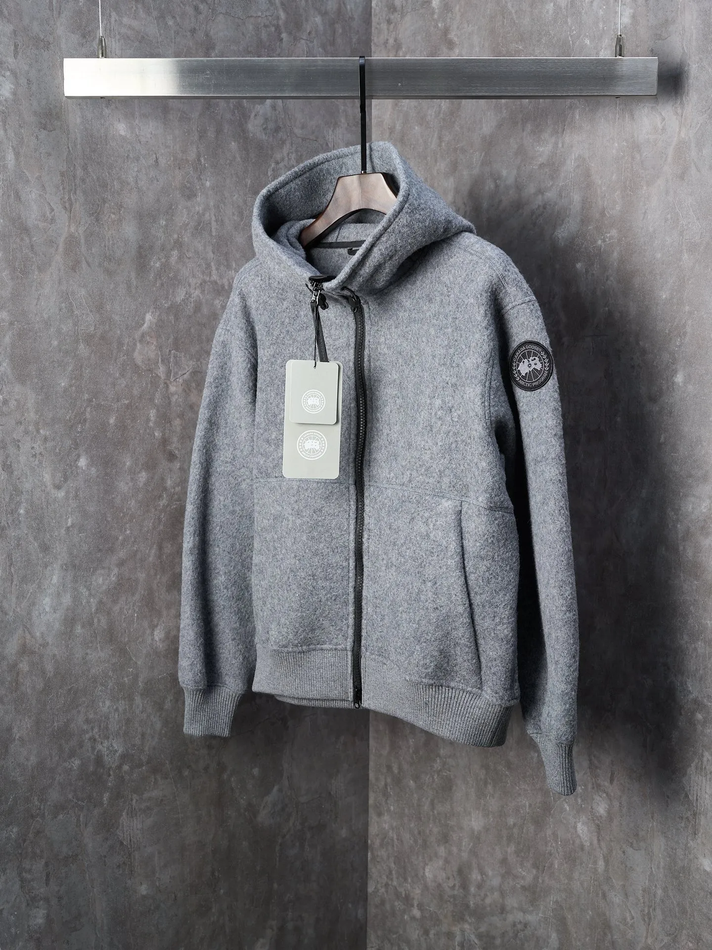 P780 Actual hanging auction] CANADA GOOSE/Canada Goose Chilliwack Black Label Wool Fleece Bomber Jacket [Ready Stock] S M L XL This black label Chilliwack Wool Fleece Bomber Jacket is warm and breathable. It is made of Kind Fleece wool fabric. This is our new generation of fleece fabric. It is warm and breathable, helping to stop the earth from warming and dispelling severe cold for mankind. Following the adjustable streamlined hood of the Chilliwack parka, the loose fit makes it comfortable to wear. Rib knit cuffs and hem, CORDURA® reinforcement in high-wear areas for added durability, two exterior zippered side-seam pockets. Dry cleaning is recommended to preserve the texture of the clothing.